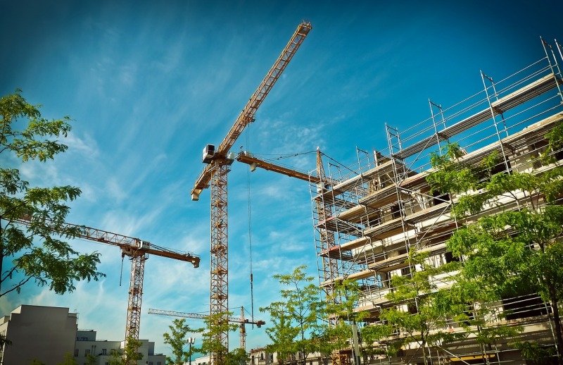 Wybrany obrazek dla artykułu: Nowe technologie w budownictwie 2025: Jak wpłyną na rynek pracy?